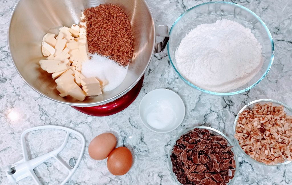 los ingredientes para hacer galletas de chocolate y nueces