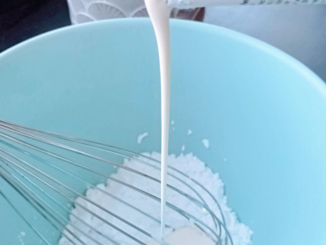 verter la nata en azúcar con glas