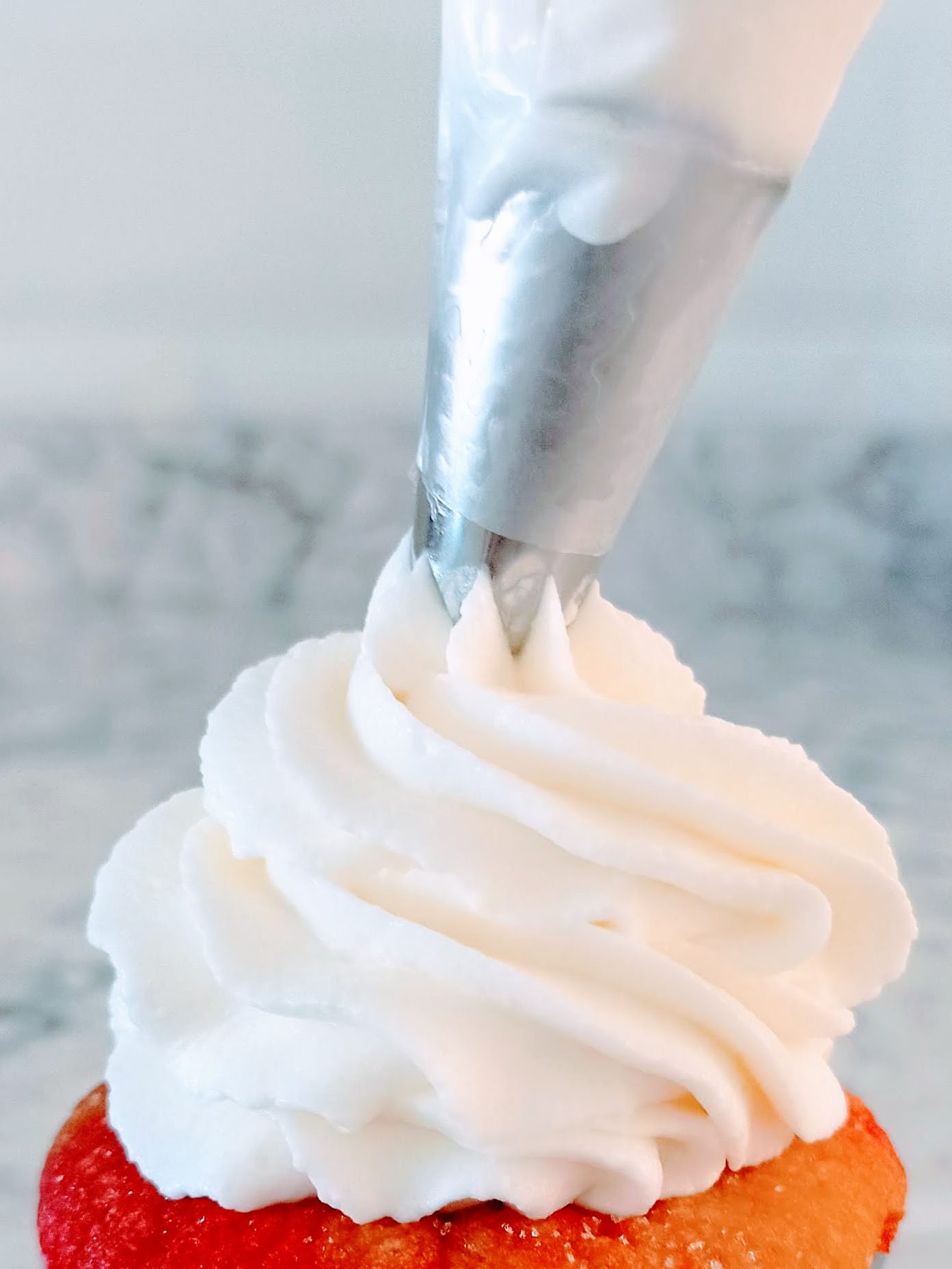 un cupcake decorada con nata montada