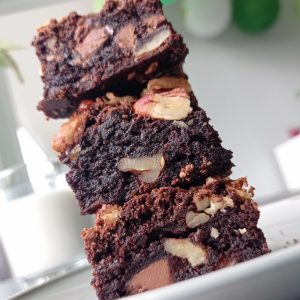 pila de tres brownies de chocolate americanos con nueces