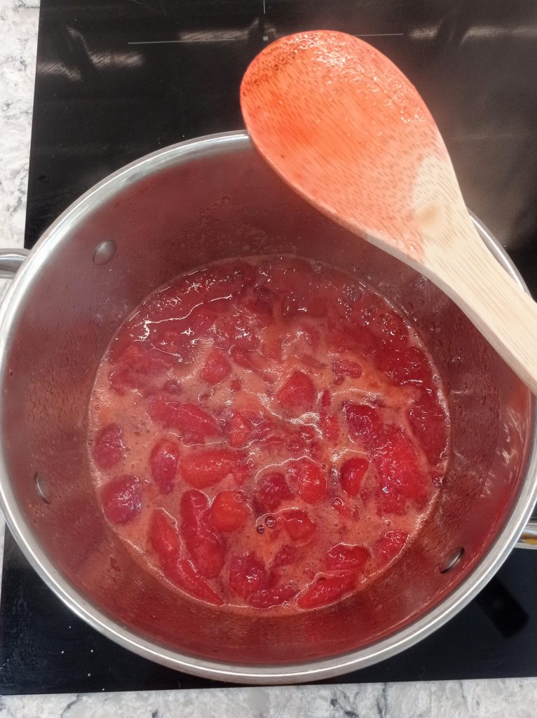 salsa de fresas cocinando en una olla