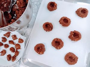 tazoncitos de masa de galletas de doble chocolate esperando sus centros de Nutella