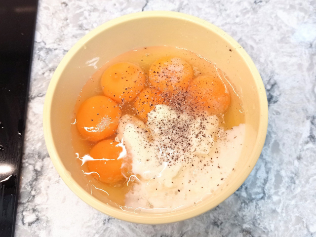 huevos, nata, y especias en un tazón pequeño