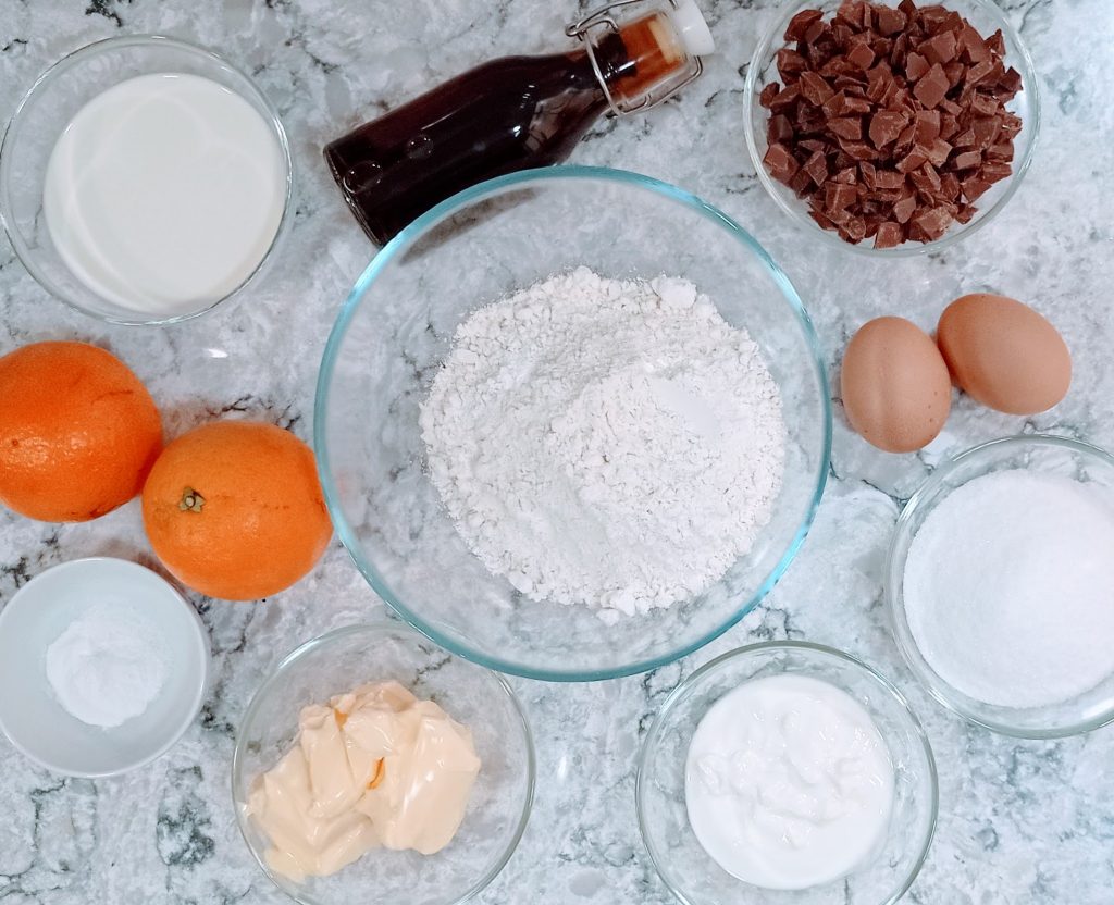 los ingredientes para hacer el bizcocho de naranja y chocolate