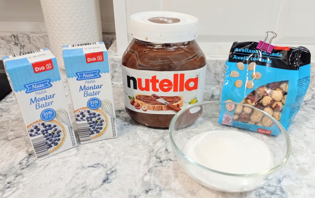 ingredientes para hacer la mousse de Nutella y avellanas caramelizadas