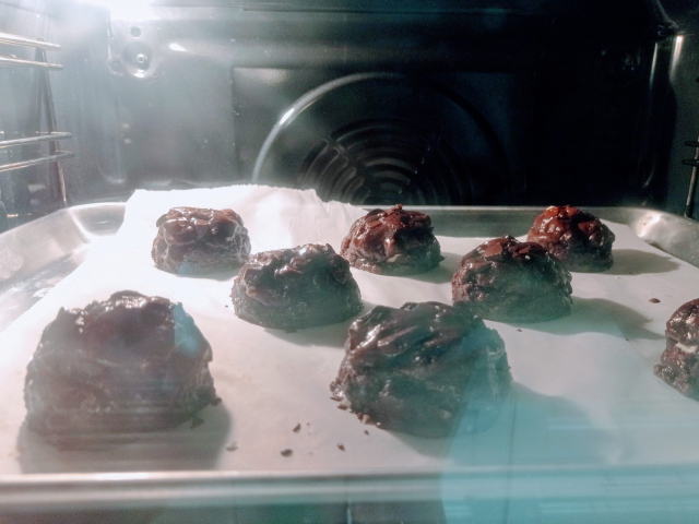 galletas de doble chocolate en una bandeja en el horno