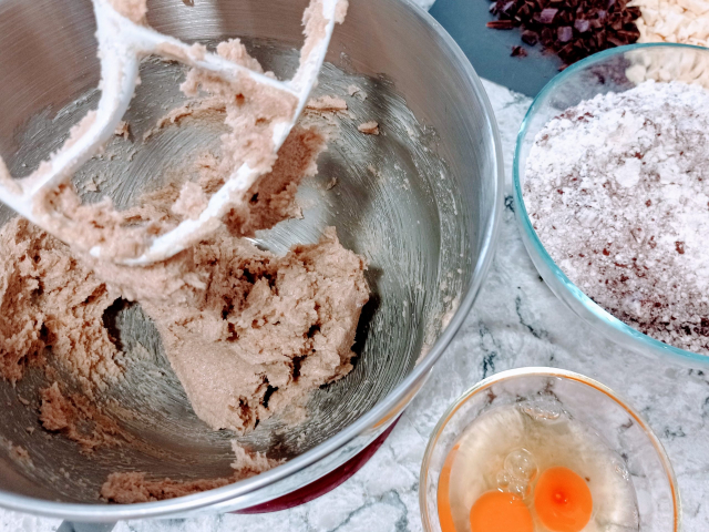 la mezcla de azúcar y mantequilla para hacer galletas de doble chocolate