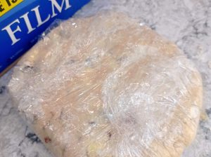 la masa de scones en forma de disco y envuelta en film