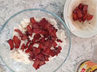 los ingredientes de scones de bacon esperando mezclar