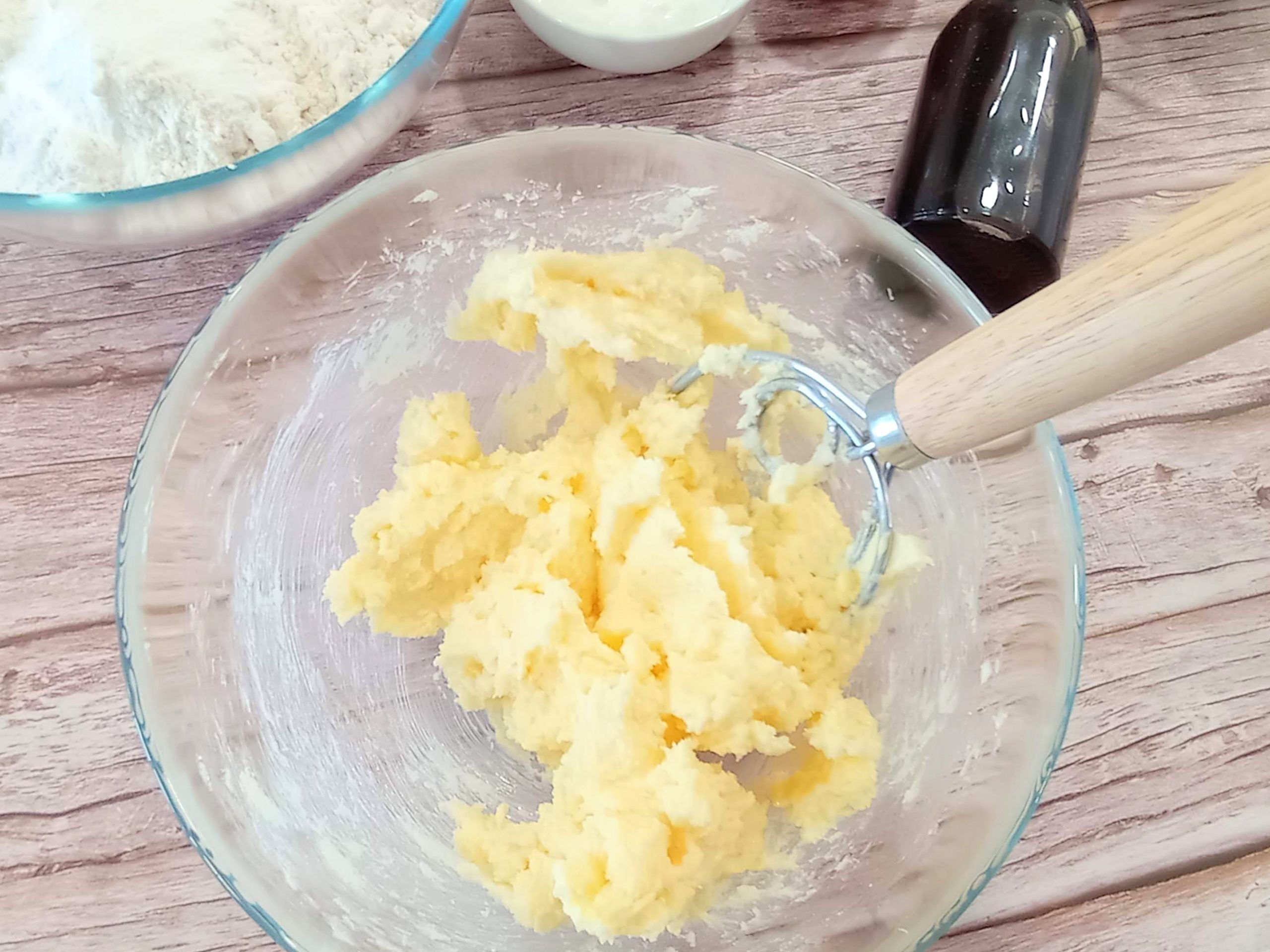 mezclando la mantequilla y azúcares en un tazón