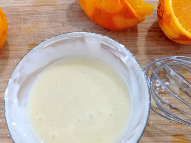 el glaseado de naranja en un tazón pequeño