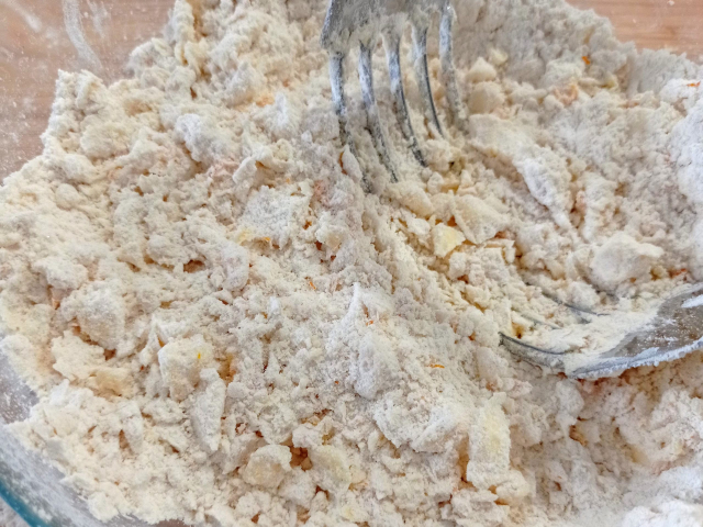 masa de scones con la mantequilla incorporada en grumos