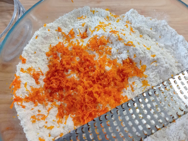 ralladura de naranja en los ingredientes secos