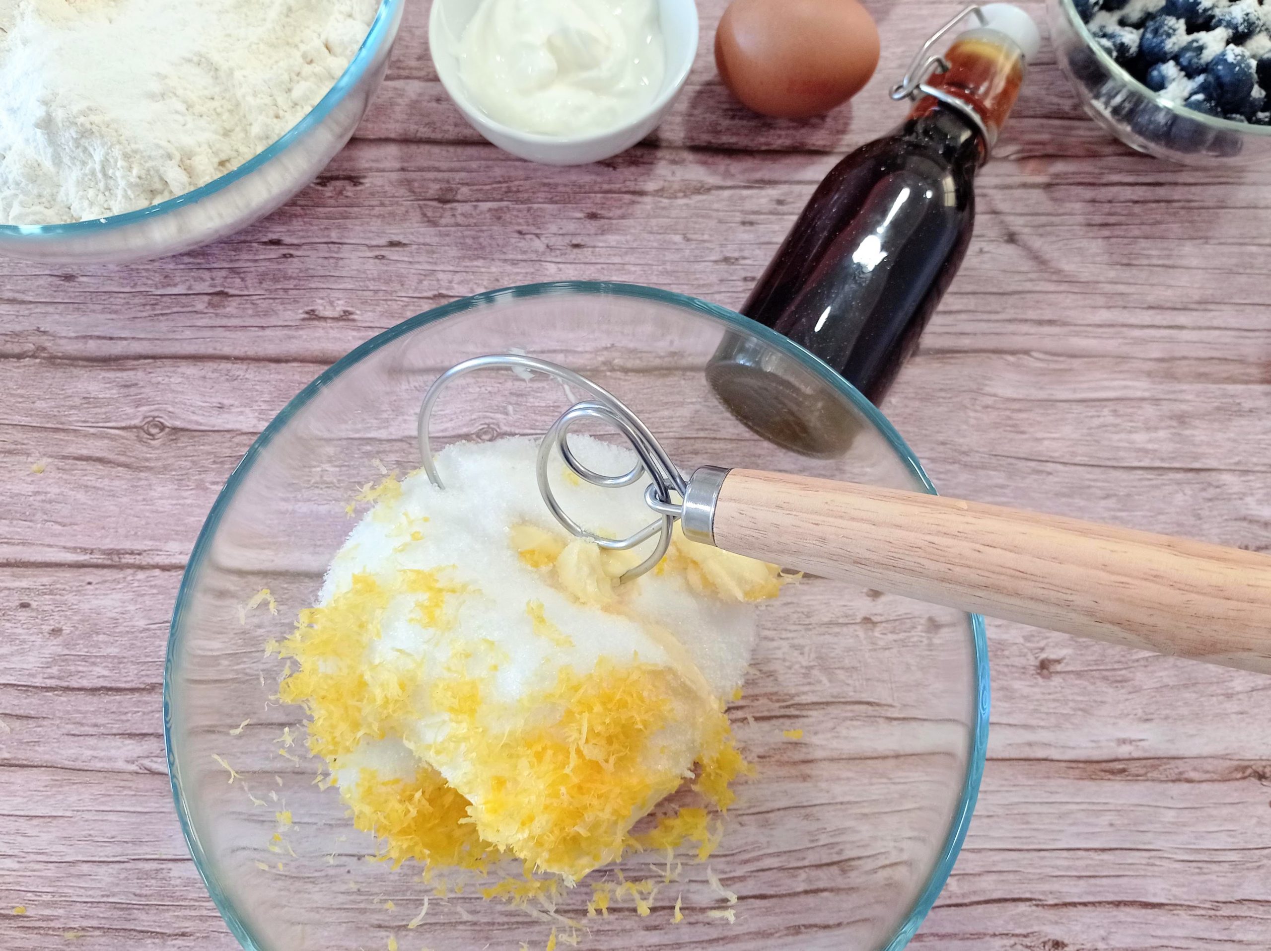 ralladura de limón, mantequilla, y azúcar en un tazón