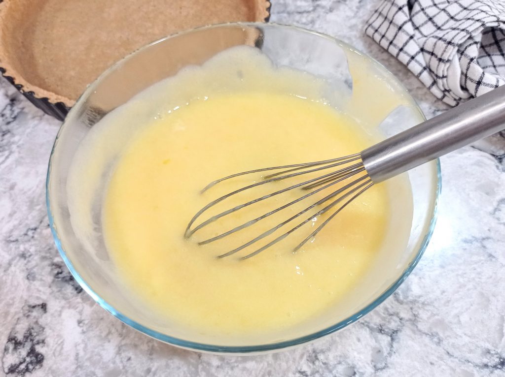 en un tazón el relleno hecho de la tartaleta de limón