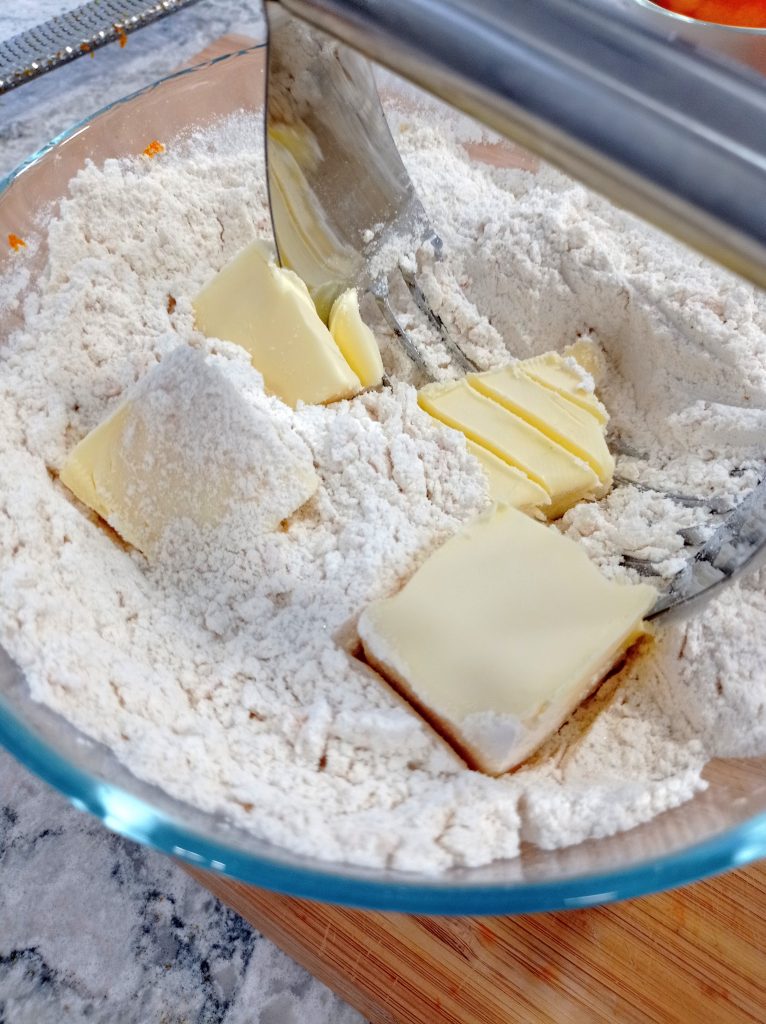 cortando la mantequilla con un mezclador de masa