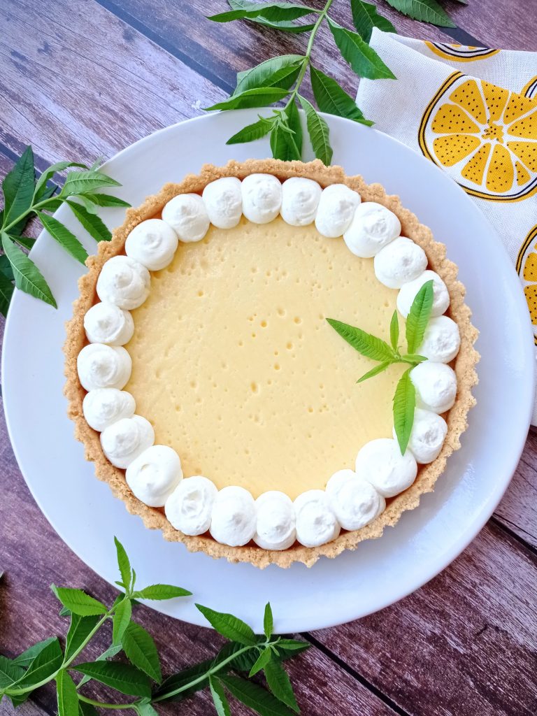 la tartaleta de limón en un plato para servir