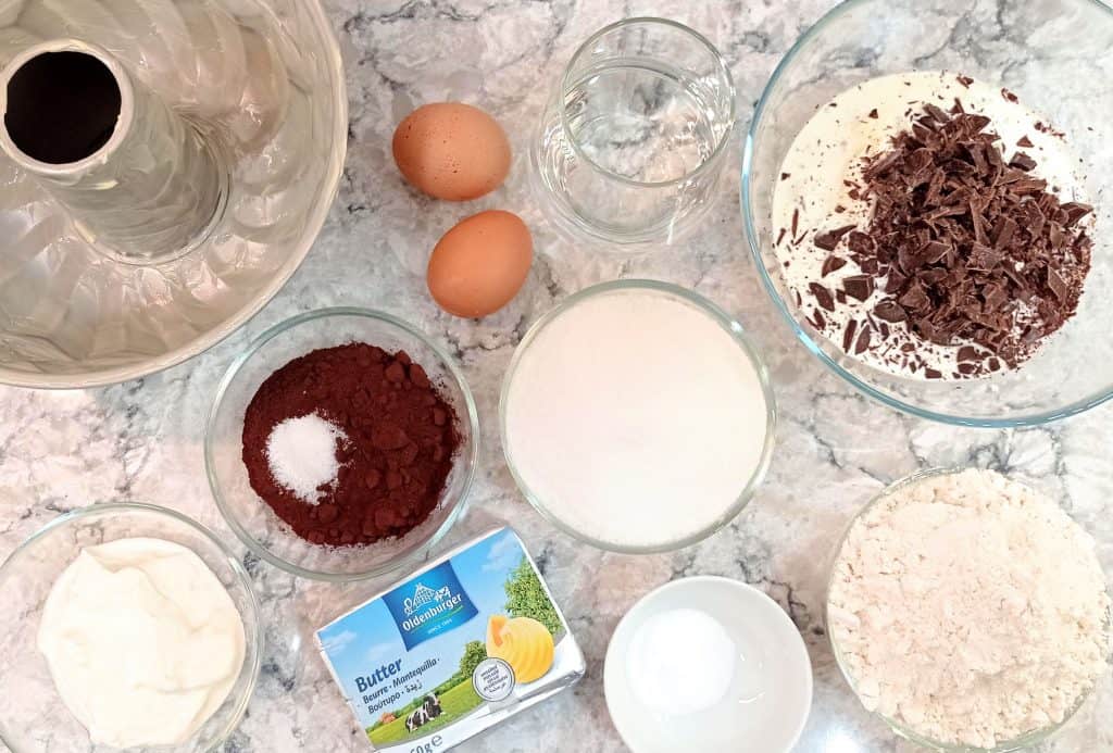 los ingredientes para hacer el bizcocho de chocolate húmedo y jugoso