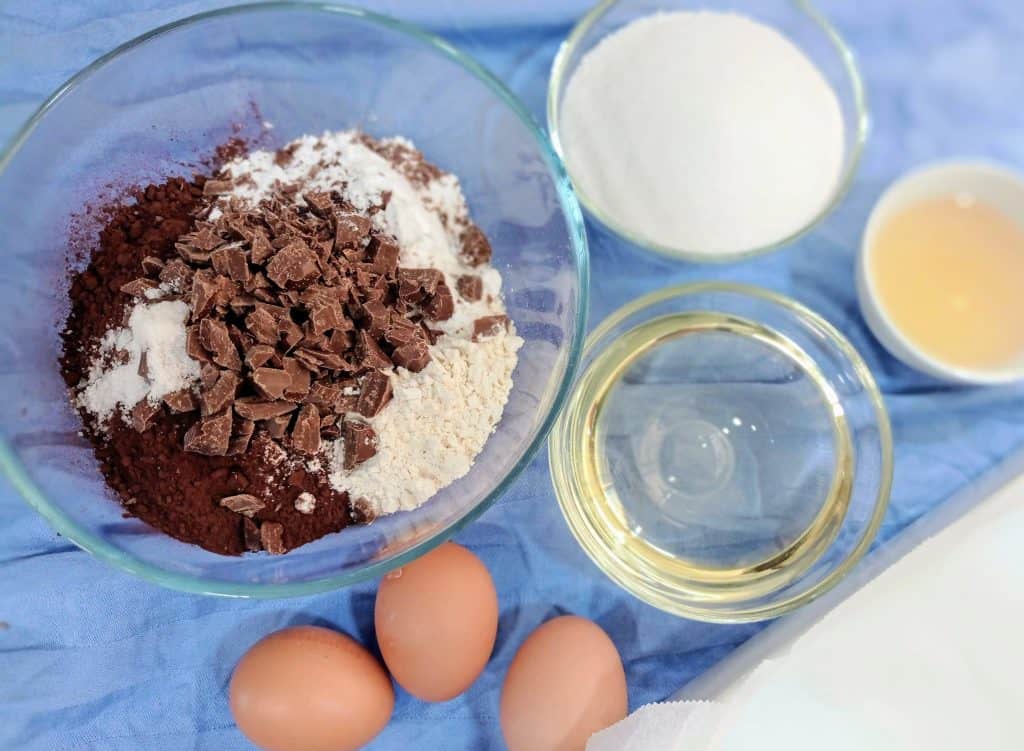 los ingredientes para hacer la receta de los brownies jugosos