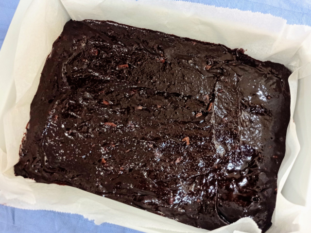 la masa cruda de los brownies en el molde rectangular listo para hornear