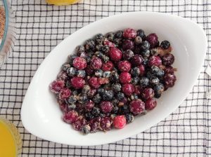 la mezcla de fruta en la cacerola esperando el topping