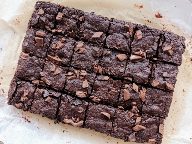 la tableta de brownies hechos cortados en 24 cuadritos