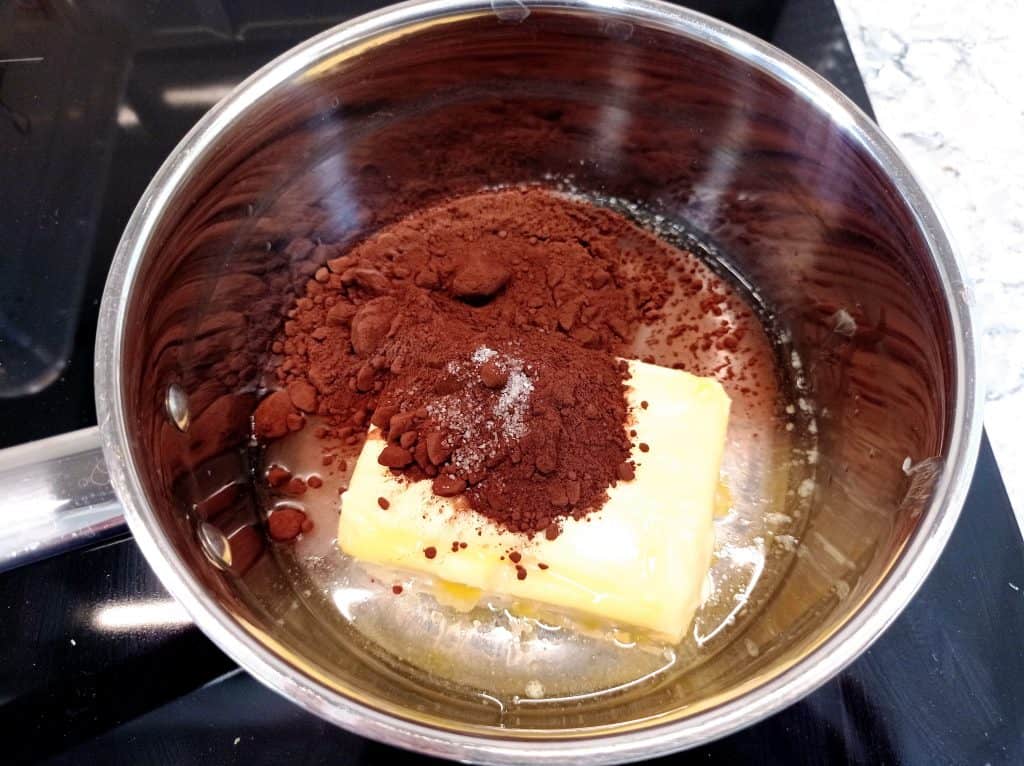 una olla con mantequilla, agua, sal, y cacao en polvo