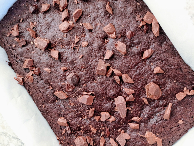los brownies recién hechos con trozos de chocolate encima