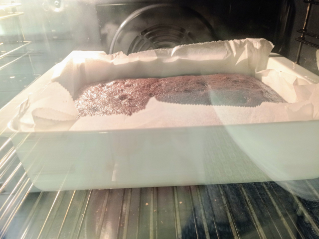 el molde con los brownies jugosos en el horno