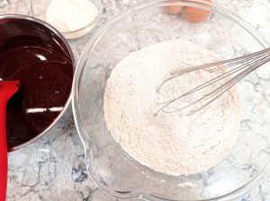 tazón grande con la masa de bizcocho de chocolate con los ingredientes secos mezclados