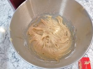la mezcla de mantequilla de maní en un tazón de batidora de pie