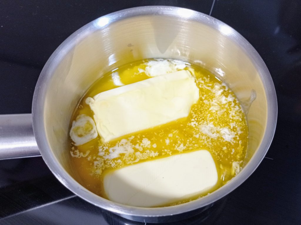 la mantequilla derritiendo en la olla pequeña