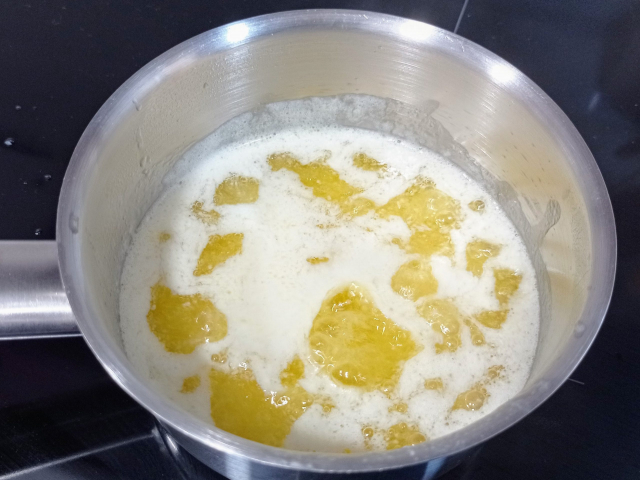 mantequilla hirviendo en la olla pequeña