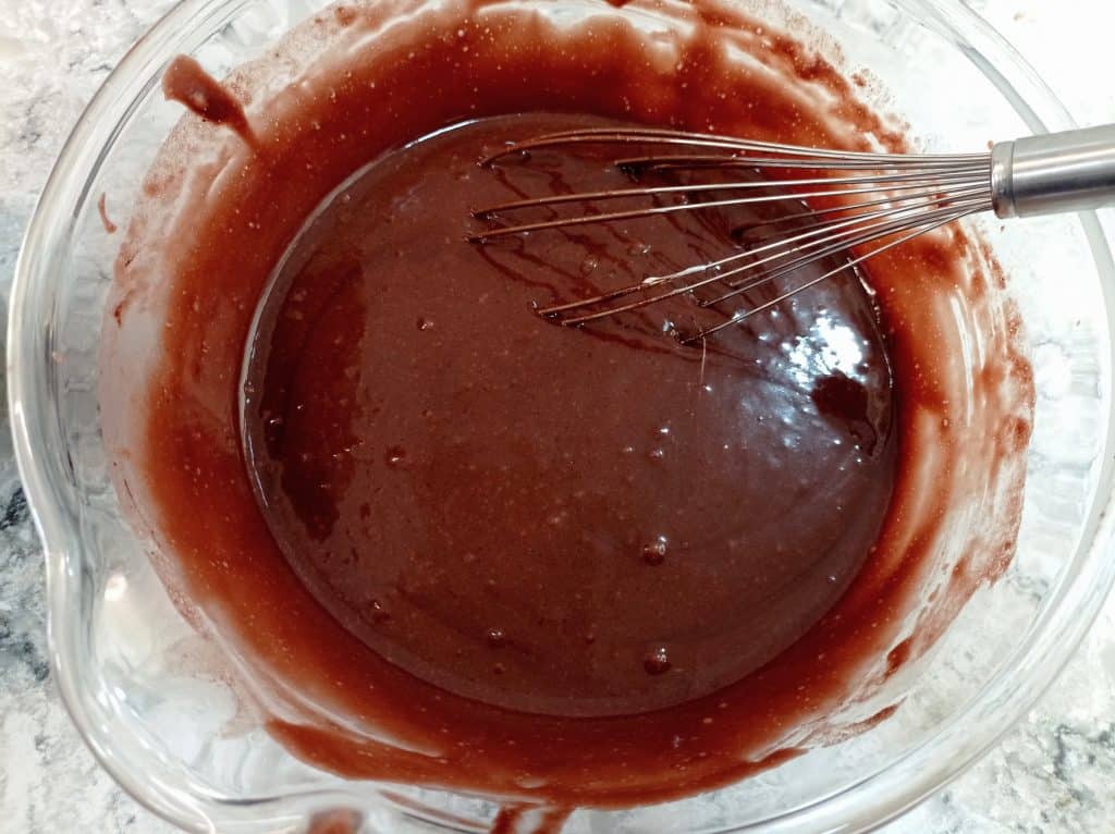 la masa final del bizcocho de chocolate húmedo