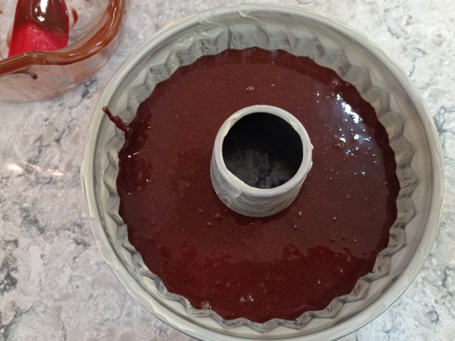 molde bundt con la masa de bizcocho de chocolate húmedo adentro