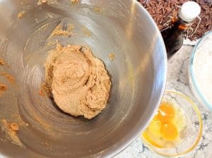 la mezcla de mantequilla y azúcar en un tazón para las galletas de chocolate