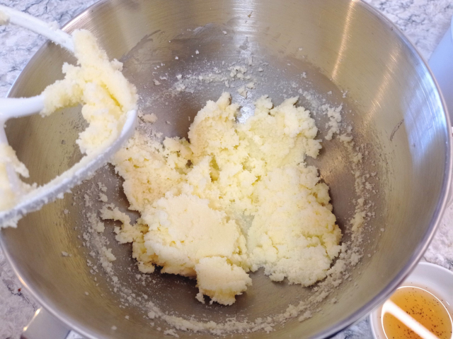la mezcla de mantequilla y azúcar en el tazón de una batidora de pie