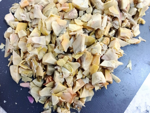 alcachofas troceadas en una tabla de cortar