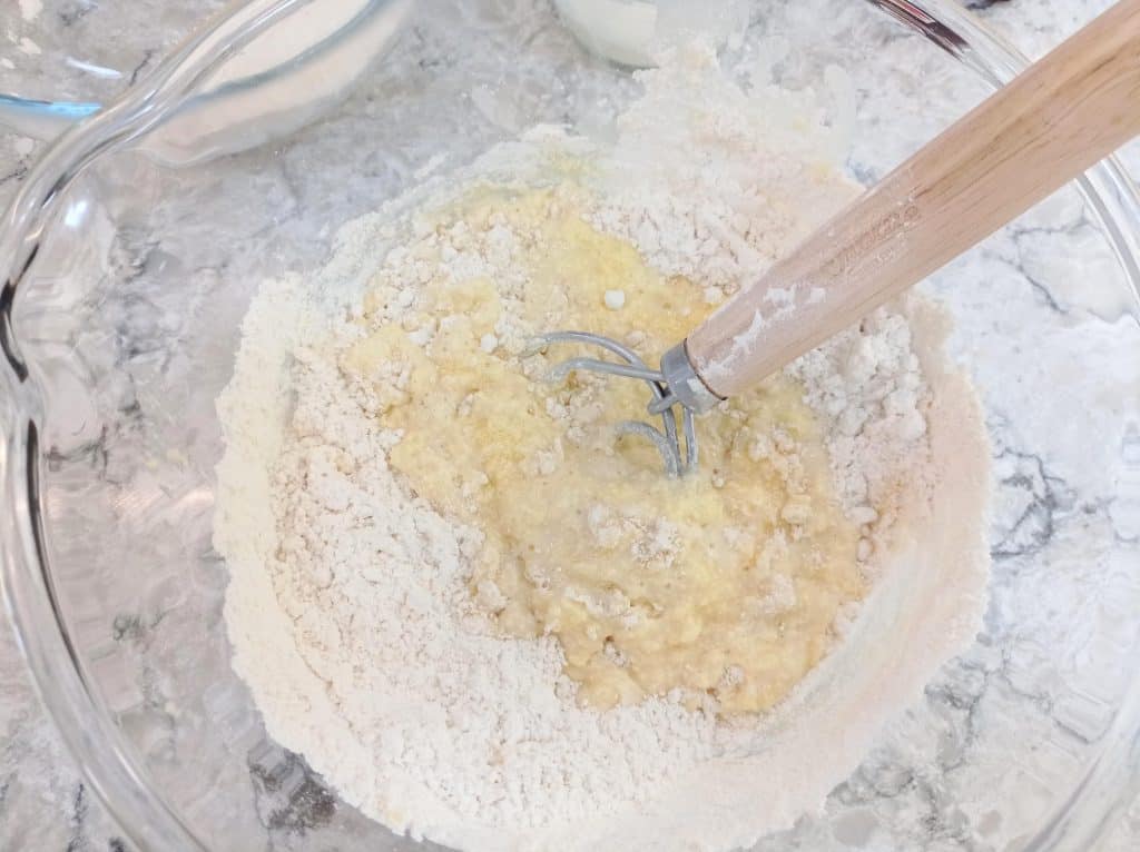 mezclando la harina y la leche en la masa