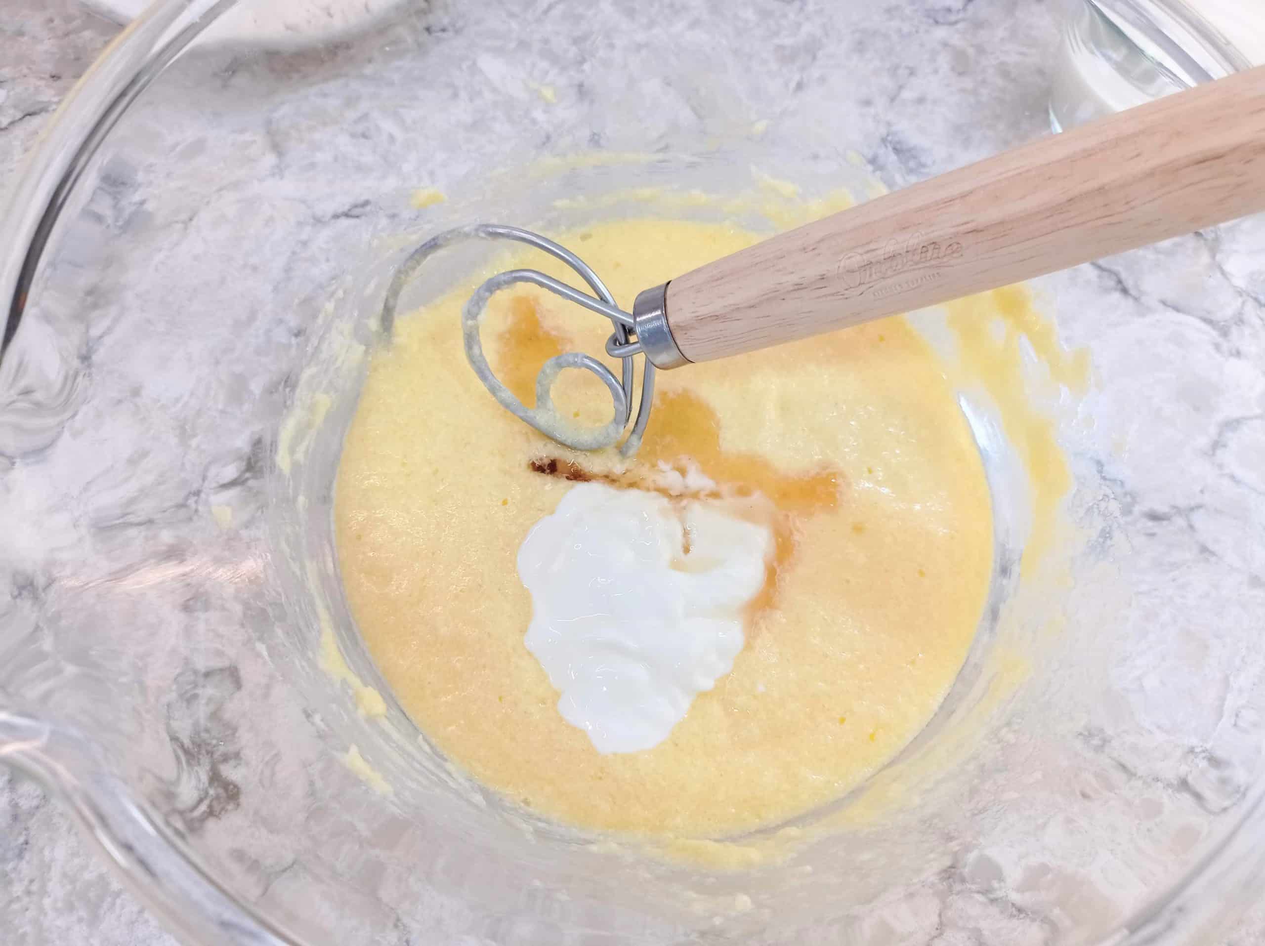 mezclando el extracto de vainilla y el yogur griego