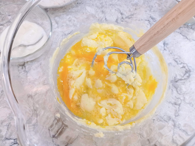 mezclando los huevos en la masa
