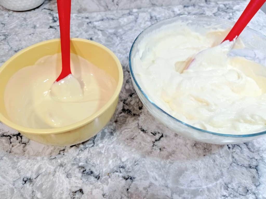 chocolate blanco derretido en un bol y la mezcla de queso crema en otro bol