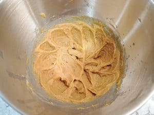 masa con los huevos y vainilla mezclado