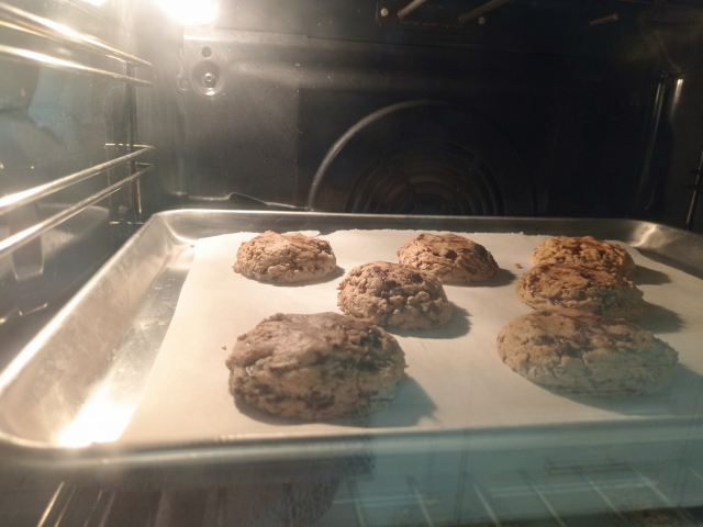 galletas de maní y chocolate en el horno