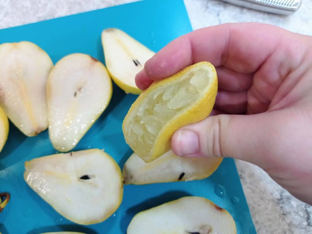 exprimiendo un limón encima de las peras