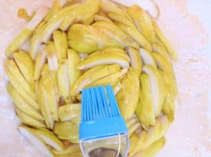 cepillando las peras con mantequilla derretida