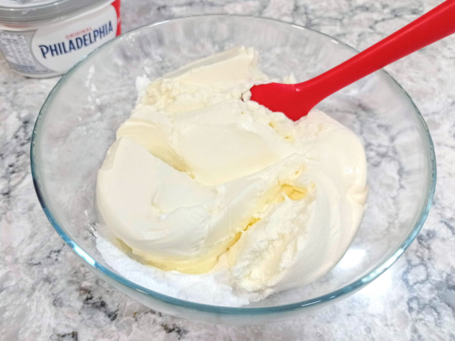 mezclar el queso crema con el azúcar glas en un tazon