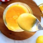 salsa de limón en una cuchara