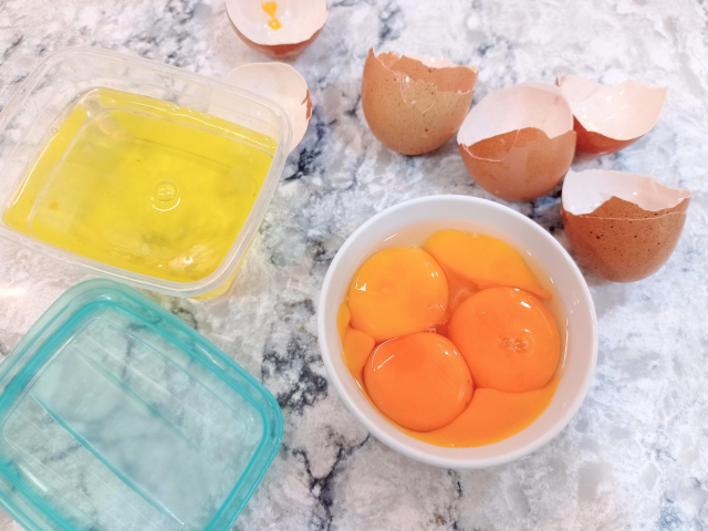 claras y yemas separados de los huevos