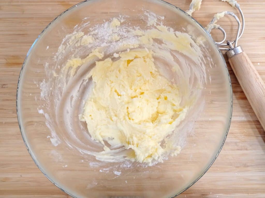 mezclar la mantequilla y azúcar